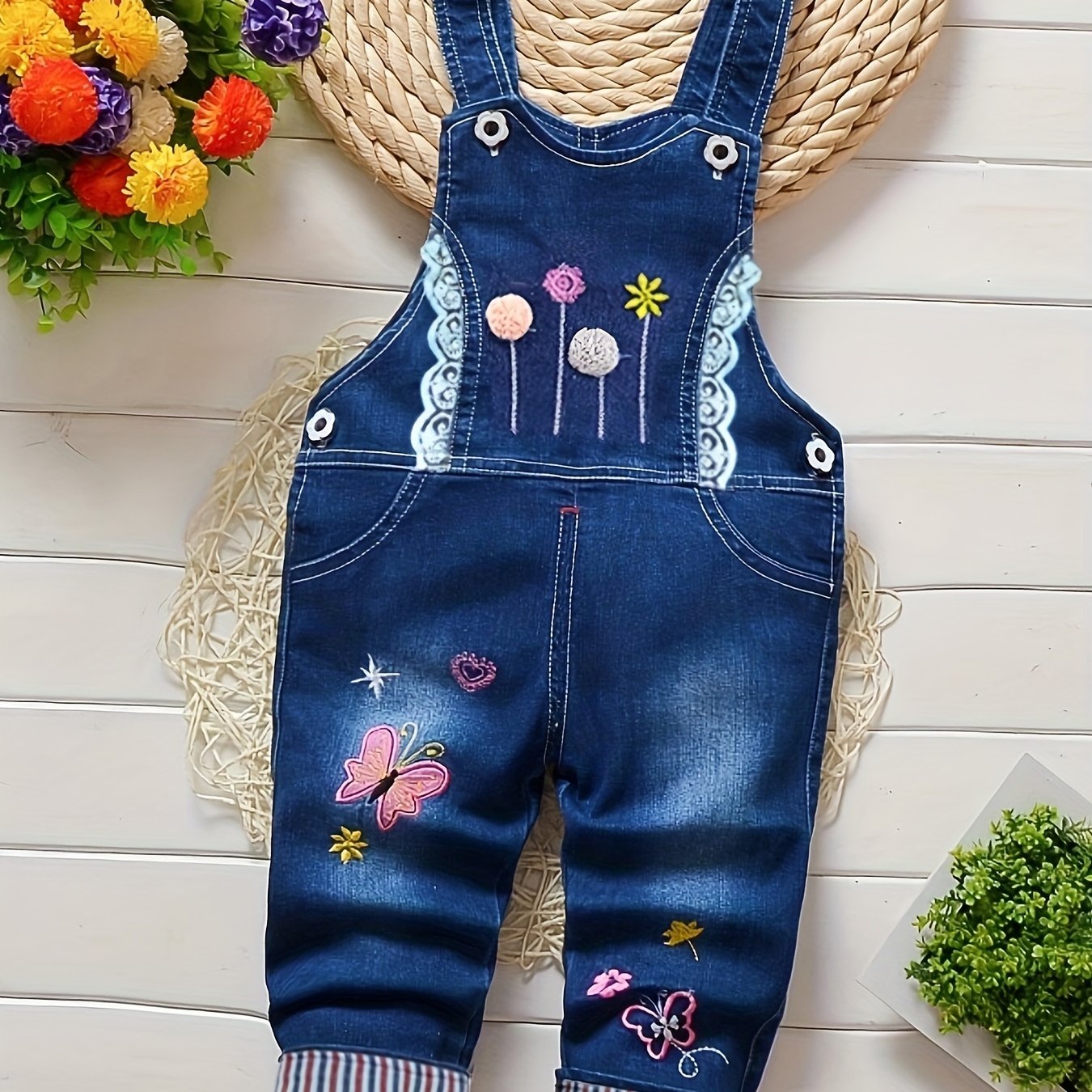 👧 Girls’ Suspender Pants – Comfortable Outdoor Outfit