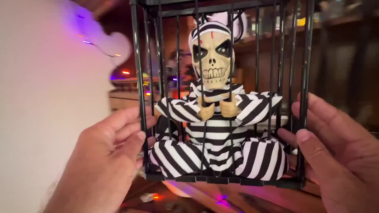 💀 Trickster Skull Decoration – Motion Sensor Halloween Prop