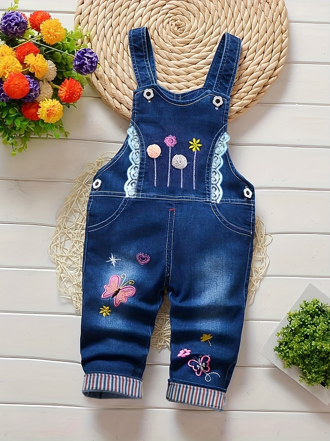👧 Girls’ Suspender Pants – Comfortable Outdoor Outfit